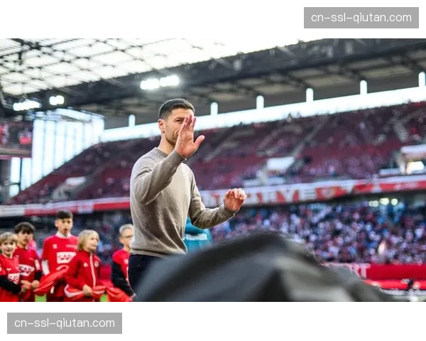 瞬间特写：终场哨响，哈维-阿隆索被球员高高抛起庆祝夺冠