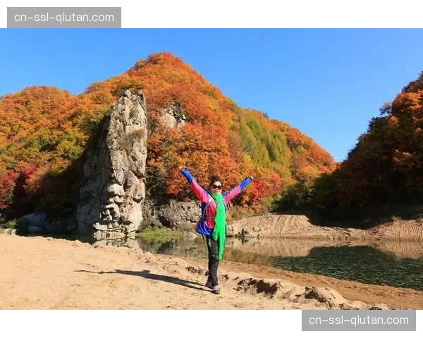 特写：终场哨响，柏林联老将特里梅尔瘫坐在地，全场奔跑12.8公里覆盖无数转换路线