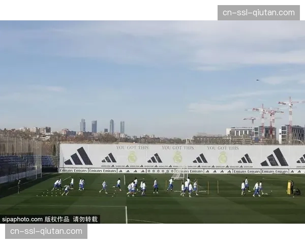 事件回顾:回顾球迷冲入场内事件,安保报告指出高压比赛易引发观众情绪过激 事件回顾:回顾球迷冲入场内事件,安保报告指出高压比赛易引发观众情绪过激