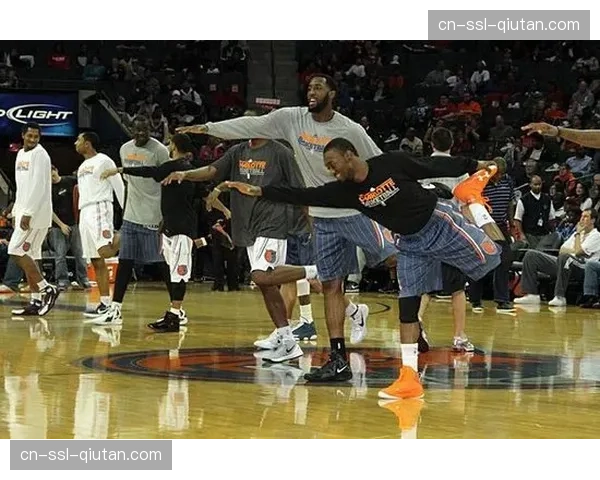 “队内对抗赛：山猫队新老球员组队竞争，气氛热烈”