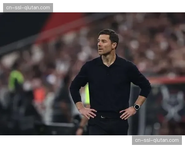 哈维-阿隆索现身巴塞罗那,引发对其执教巴萨的猜测 哈维-阿隆索现身巴塞罗那,引发对其执教巴萨的猜测