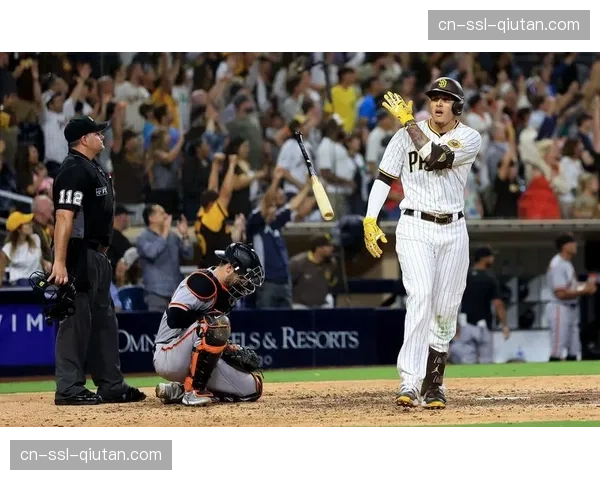 水手队老将卡斯蒂略生涯2000K达成，赛后获赠纪念球棒